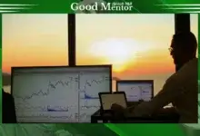 رجل يشاهد الرسم البياني للاسواق المالية تداول الفوركس