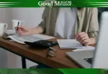 امراه تستخدم الة الحاسبة . رأس المال المناسب للتداول في سوق الفوركس