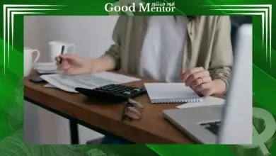 امراه تستخدم الة الحاسبة . رأس المال المناسب للتداول في سوق الفوركس