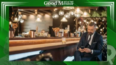 5 قواعد مالية تساعدك على الانتقال من الطبقة المتوسطة إلى الطبقة العليا رجل يرتدي بدلة ويستخدم هاتفه الذكي أثناء الجلوس. قواعد مالية رجل يرتدي بدلة ويستخدم هاتفه الذكي أثناء الجلوس