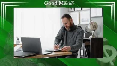 7 عادات سيئة تمنعك من الثراء : أي من هذه العادات تجعلك فقيراً؟ صورة مقربة للأوراق النقدية أعلى لوحة مفاتيح الكمبيوتر المحمول عادات سيئة تمنعك من الثراء