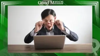 8 طرق لتوفير المال قد تبدو غريبة لكنها فعاليتها مدهشة طرق لتوفير المال رجل أعمال مندهش يشاهد الابتوب