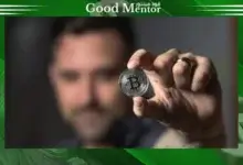 ما هي البيتكوين مستثمر يمسك بعمله معدنية للبيتكوين