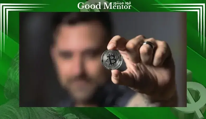 ما هي البيتكوين مستثمر يمسك بعمله معدنية للبيتكوين