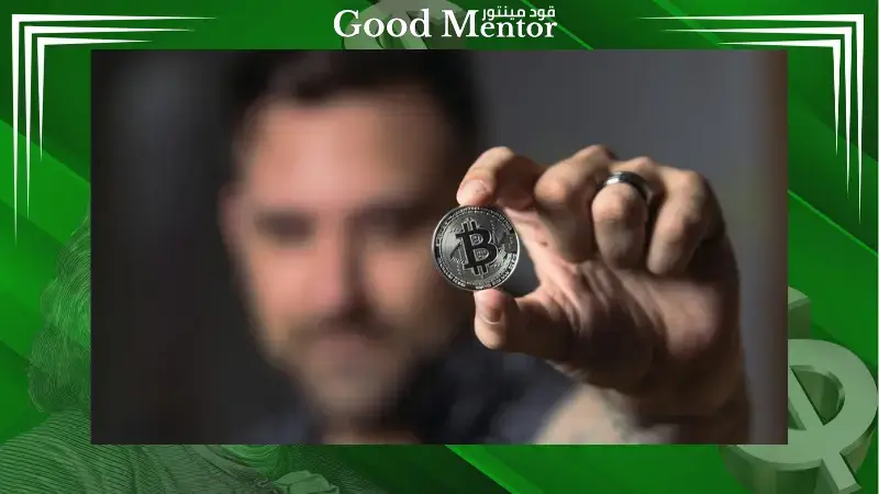 ما هي البيتكوين ؟ دليل شامل لفهم العملة الرقمية الثورية من الألف إلى الياء ما هي البيتكوين مستثمر يمسك بعمله معدنية للبيتكوين
